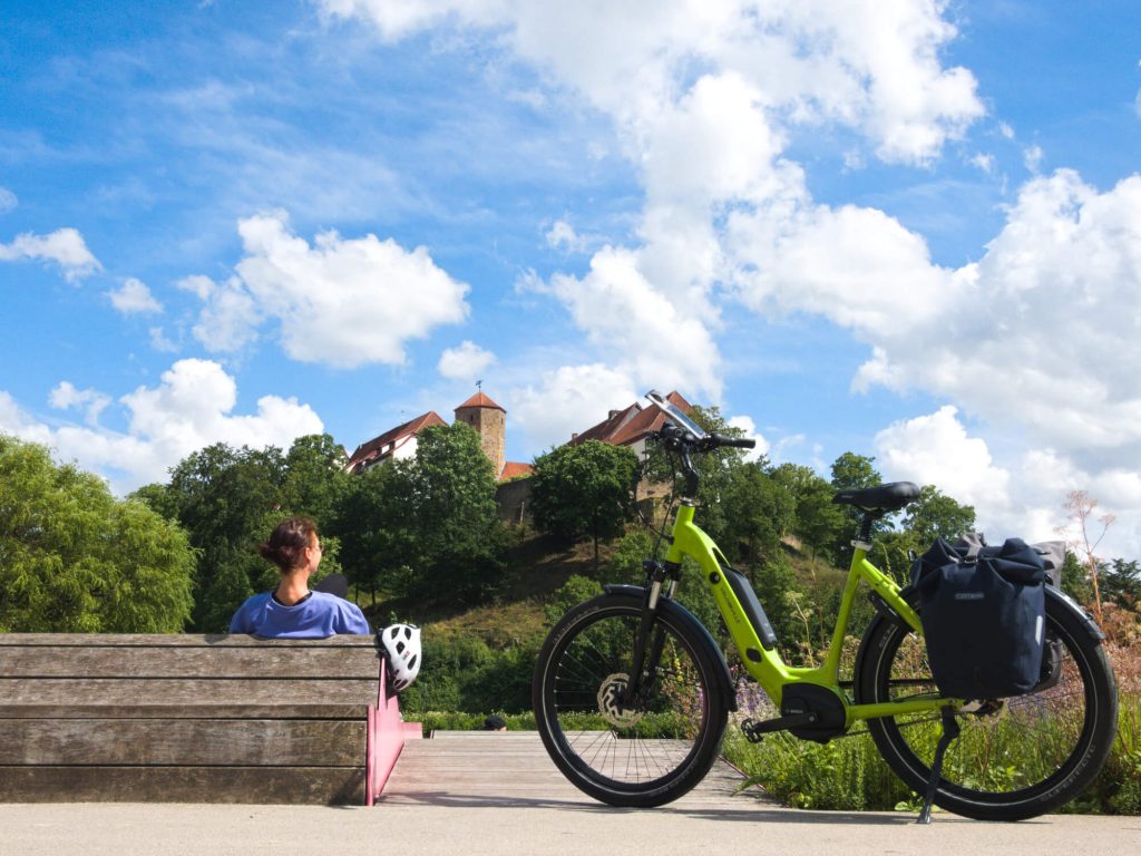 Pauze tijdens fietsen in Bad Iburg met uitzicht op het kasteel